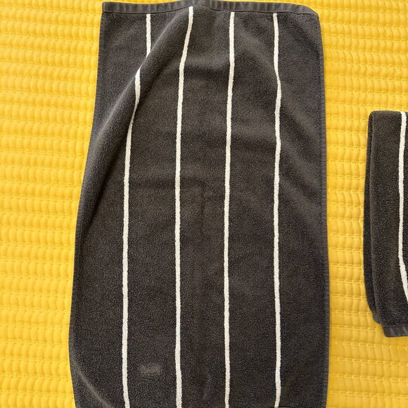 Pair of Lacoste hand towels, dark gray with white strips - Picture 6 of 9